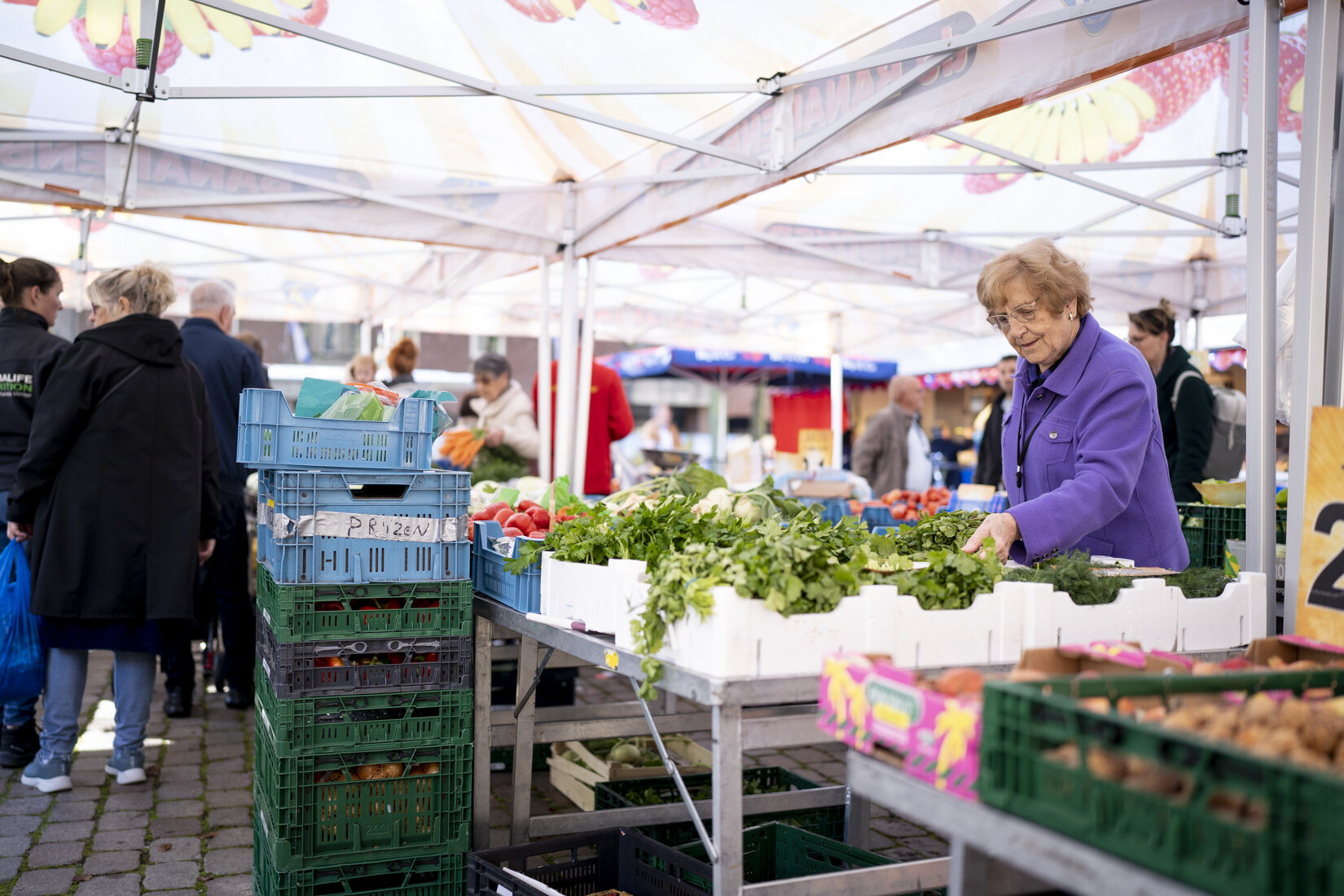 afbeelding van een vrouw op de markt